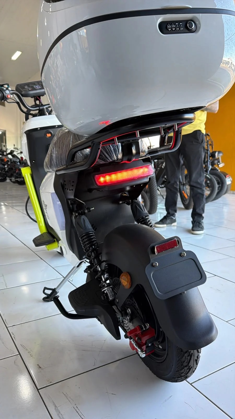 Scooter AG 08 Branca - Imagem 5